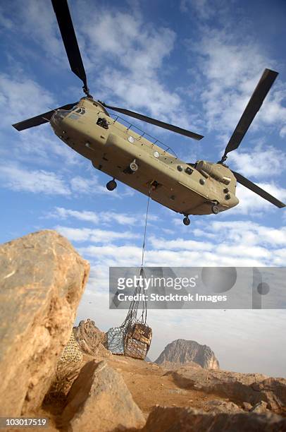 a u.s. army ch-47 chinook helicopter - chinook helicopter stock-fotos und bilder