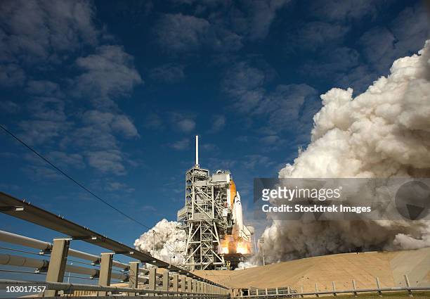 space shuttle atlantis lifts off from its launch pad at kennedy space center, florida. - cabo canaveral - fotografias e filmes do acervo