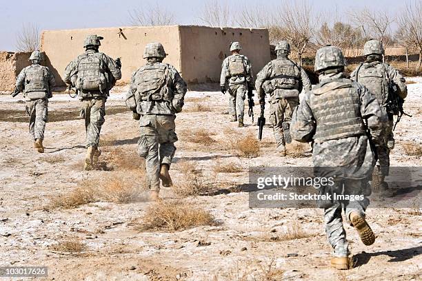 u.s. army soldiers respond to a small arms attack in badula qulp, afghanistan. - military training stock-fotos und bilder