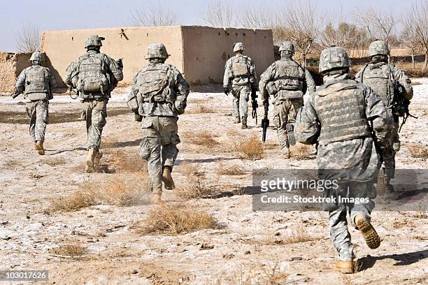u.s. army soldiers respond to a small arms attack in badula qulp, afghanistan. - armée américaine photos et images de collection