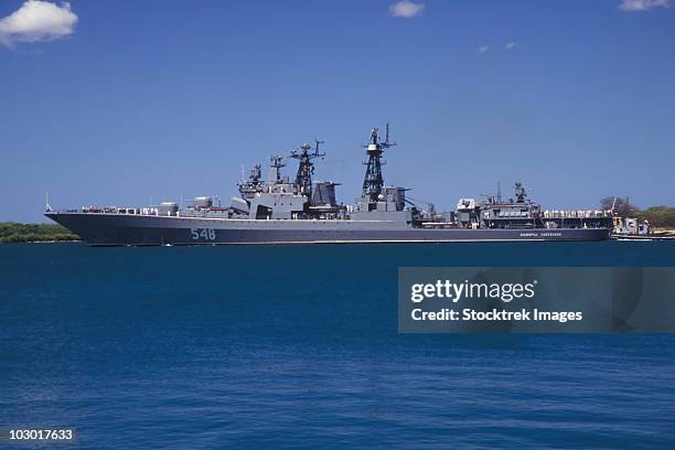 russian destroyer admiral panteleyev transits our of pearl harbor, hawaii. - russian navy stock pictures, royalty-free photos & images