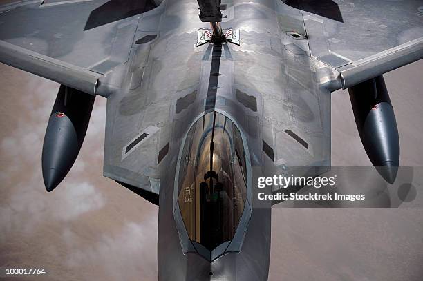 december 6, 2009 - a u.s. air force f-22 raptor is refueled by a kc-10a extender. - こっそり ストックフォトと画像