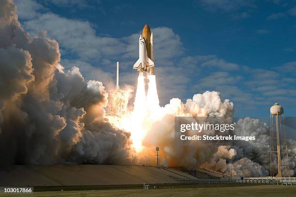 space shuttle atlantis lifts off from its launch pad at kennedy space center, florida. - space shuttle atlantis mission continues stock-fotos und bilder