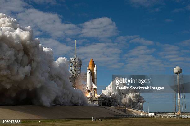 space shuttle atlantis lifts off from its launch pad at kennedy space center, florida. - cabo cañaveral fotografías e imágenes de stock