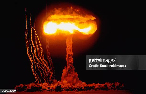 operation upshot knothole, climax event - bomba atómica fotografías e imágenes de stock