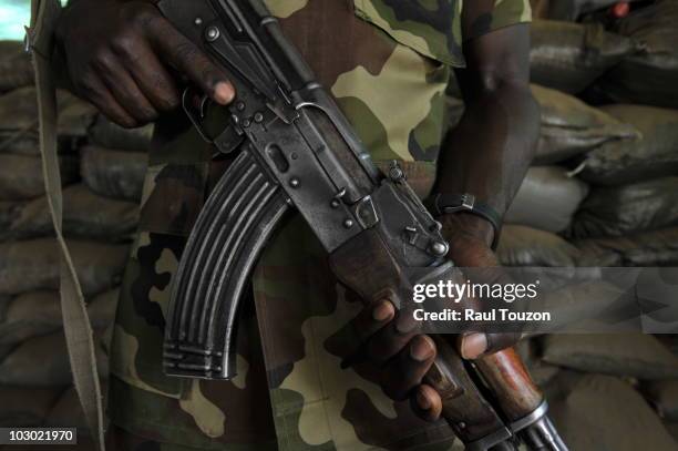 a united nations peacekeeping soldier with an ak-47. - ak 47 fotografías e imágenes de stock