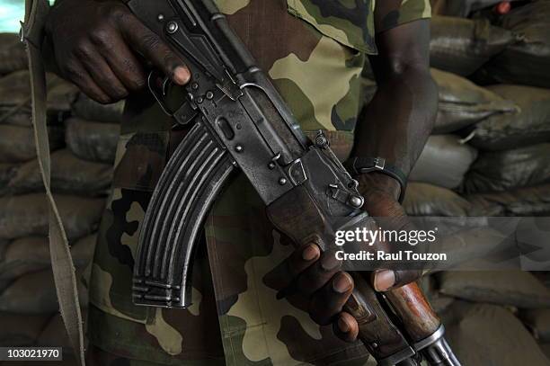 a united nations peacekeeping soldier with an ak-47. - sudão - fotografias e filmes do acervo