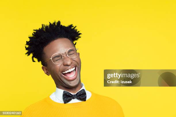 divertido retrato de hombre joven nerd riendo con los ojos cerrados - comedian fotografías e imágenes de stock