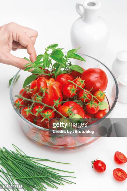 pomodori da insalata con basilico ed erba cipollina - cipollina stockfoto's en -beelden