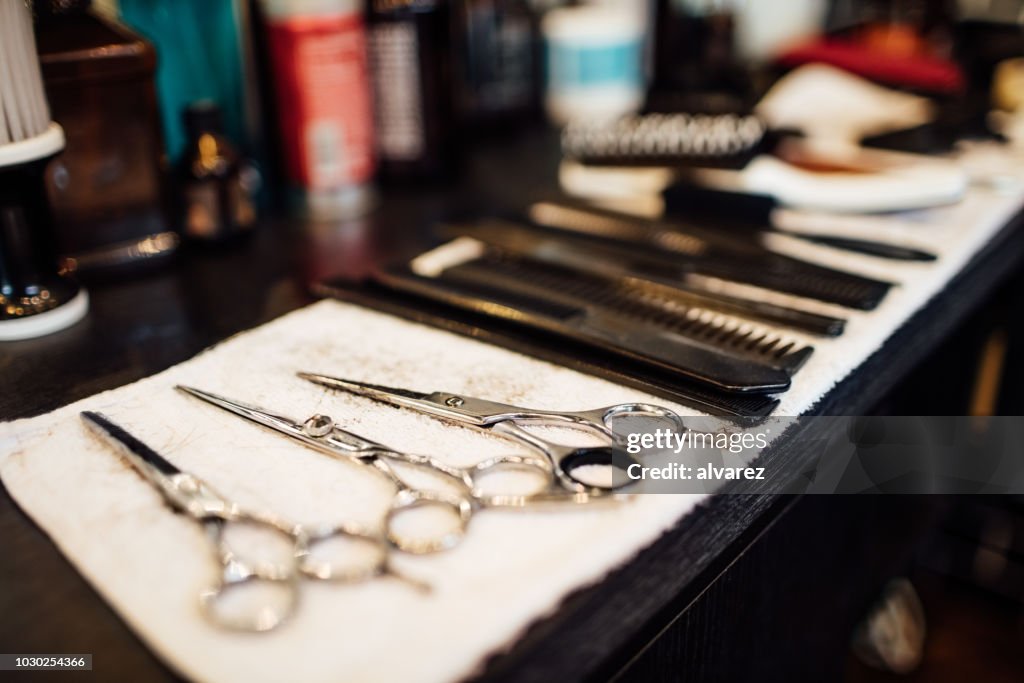 Scharen en kammen op servet in de barbershop