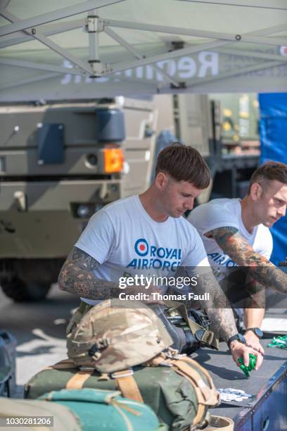 raf personnel display equipment - exército britânico imagens e fotografias de stock