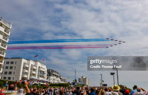 la royal air force rojo flechas sobre un hotel en el bournemouth air festival - espectáculo aéreo fotografías e imágenes de stock