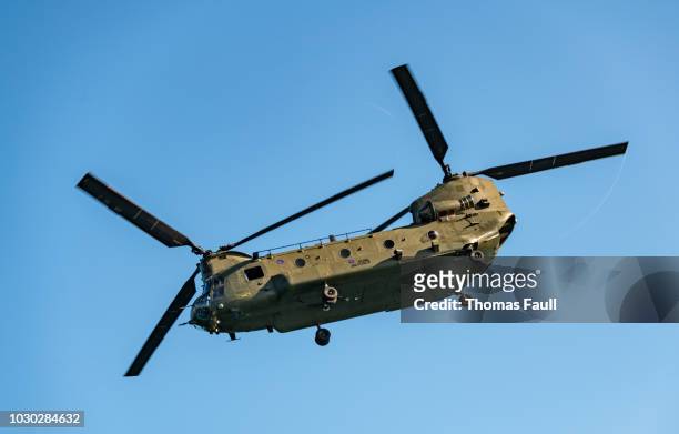raf chinook-hubschrauber fliegen - chinook helicopter stock-fotos und bilder