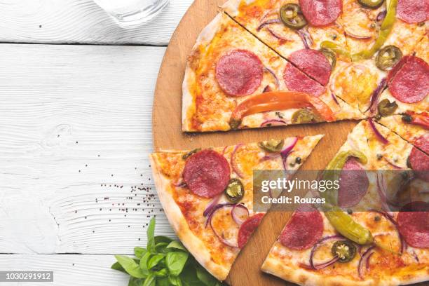 thuis pizza met salami, tomaat en kaas op een witte achtergrond - pepperoni pizza stockfoto's en -beelden