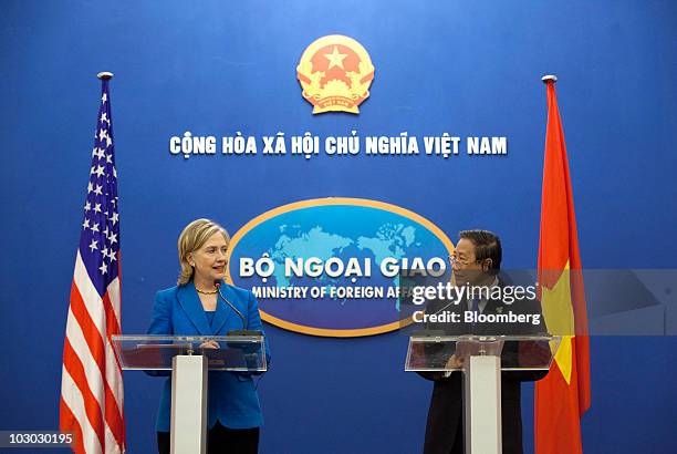 Hillary Clinton, U.S. Secretary of state, left, speaks at a joint briefing with Pham Gia Khiem, Vietnam's foreign minister, at the Government Guest...