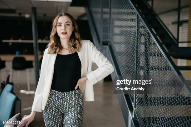 ung modedesigner i moderna kontor - portrait of cool creative businesswoman at office bildbanksfoton och bilder