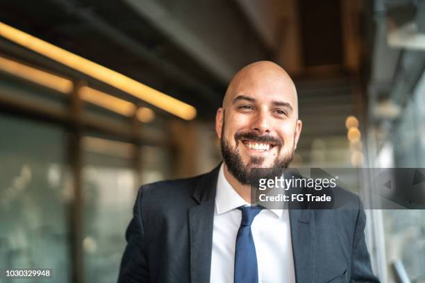 portret van glimlachen zakenman - completely bald stockfoto's en -beelden