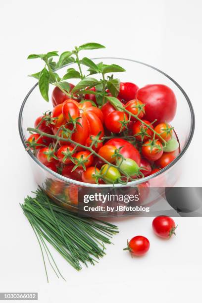 pomodori da insalata con basilico ed erba cipollina - cipollina stockfoto's en -beelden