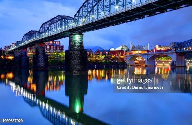 horizonte del centro de chattanooga en el puente de la calle de nogal - tennessee fotografías e imágenes de stock