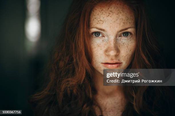 portrait of a young woman with red hair and freckles. - pretty white girls stock-fotos und bilder