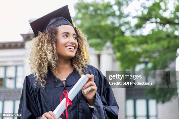 schöne weibliche college-absolvent - abschlussfeier stock-fotos und bilder