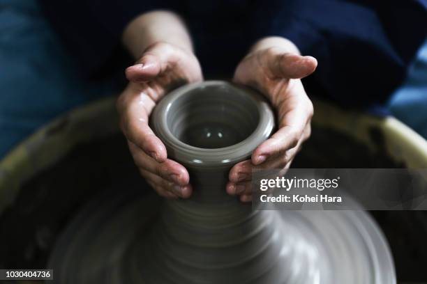 hands of woman enjoying pottery - cerâmica imagens e fotografias de stock