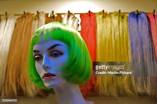 female manequin in a green wig - mannekin pis photos et images de collection