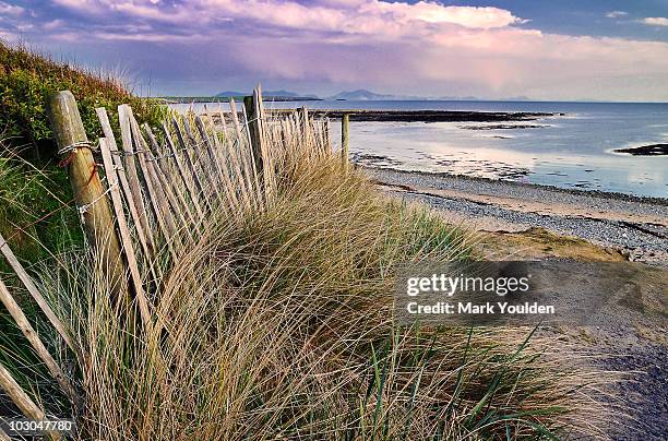 rhosneigr beach - beach fence stock-fotos und bilder