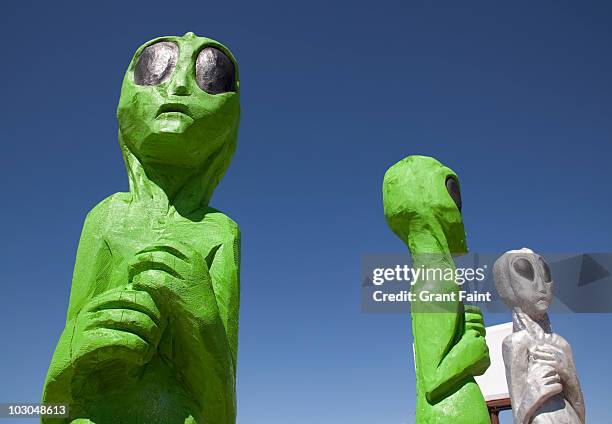 wood carved alien at roadside display. - roswell stock-fotos und bilder