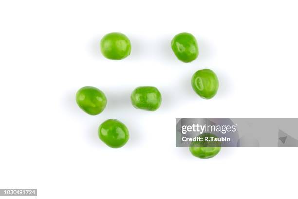 green wet pea - leguminosa fotografías e imágenes de stock