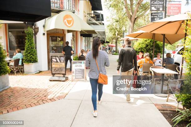 mensen lopen park avenue in centrum winter park florida usa - winter park florida stockfoto's en -beelden