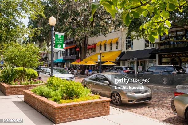 aangelegde planten-line park avenue stoep in centrum winter park florida usa - winter park florida stockfoto's en -beelden