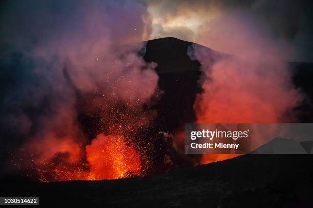 ausbrechenden mount yasur vulkaninsel tanna vanuatu lava krater - asche stock-fotos und bilder