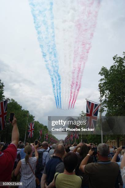 red arrows flying over the mall, london - trooping the colour 2016 stock pictures, royalty-free photos & images