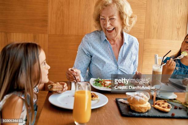 vrolijke ontbijt met oma - restaurant kids stockfoto's en -beelden