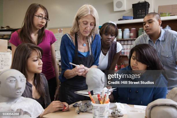 teacher demonstrating sculpting to students - desenhar atividade - fotografias e filmes do acervo