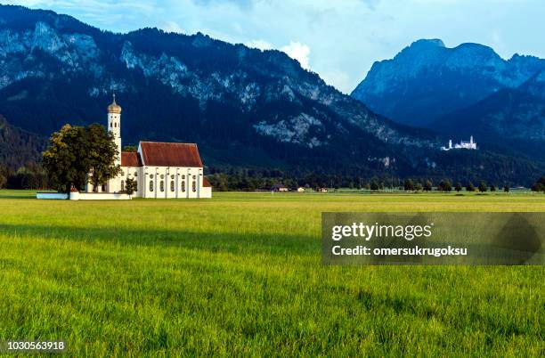 idilliaca chiesa di san colomano ad allgau, alpi bavaresi in estate, germania - fassen foto e immagini stock