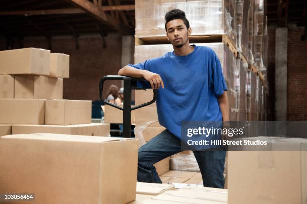 Black Man Standing In Warehouse, 照片檔