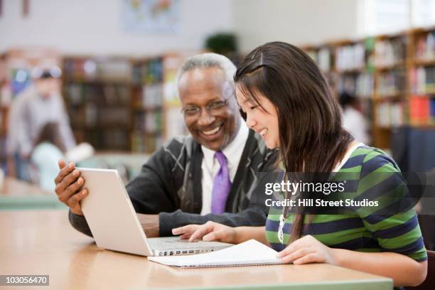 Library People Help 104,996 La Help Stock Photos, High-Res Pictures, and Images - Getty Images