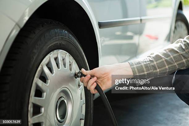 inflating car tire - inflate stockfoto's en -beelden