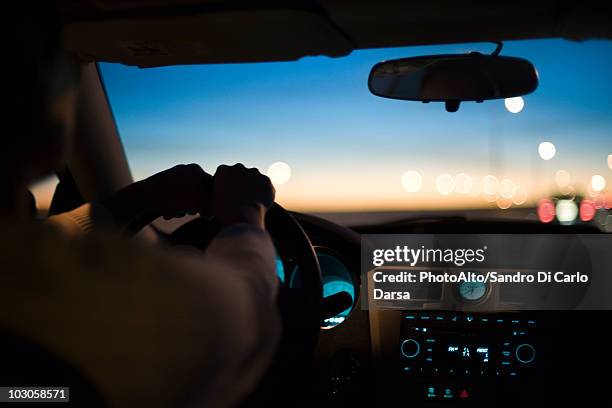 driving at twilight - habitacle de voiture photos et images de collection
