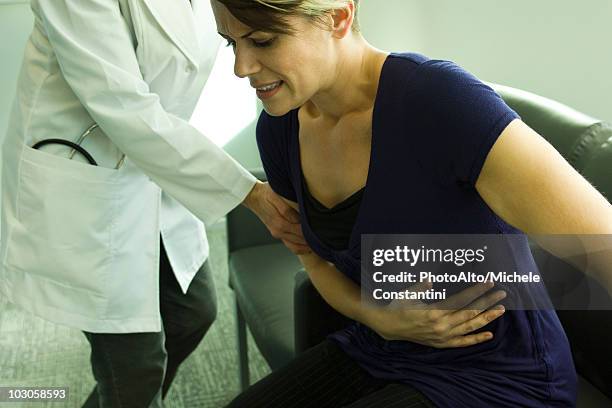 doctor assisting patient with severe abdominal pain - appendicitis 個照片及圖片檔