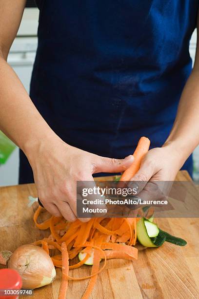 peeling vegetables - éplucher photos et images de collection