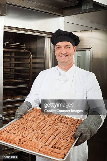 mâle chef en cuisine commerciale cuisson des biscuits - gant de cuisine photos et images de collection