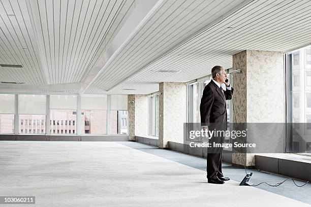 geschäftsmann am telefon im büro leer - forsaken film stock-fotos und bilder