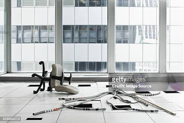 silla de oficina y cables en el suelo - exilio fotografías e imágenes de stock