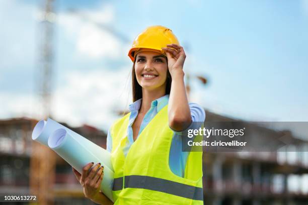 junge arbeitnehmerin consturction bauseits - bauingenieur stock-fotos und bilder
