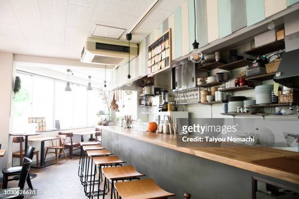 unattended restaurant with bright lights - koffiehuis stockfoto's en -beelden