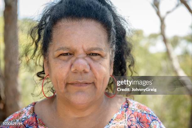 porträt von aborigines frau in ihren 50ern hautnah - aboriginal woman stock-fotos und bilder