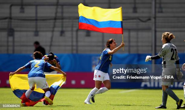 Lina Taborda, Carolina Arias, Ana Maria Montoya and Alexandra Avendano of Colombia celebrate after winning the FIFA U20 Women's World Cup Quarter...